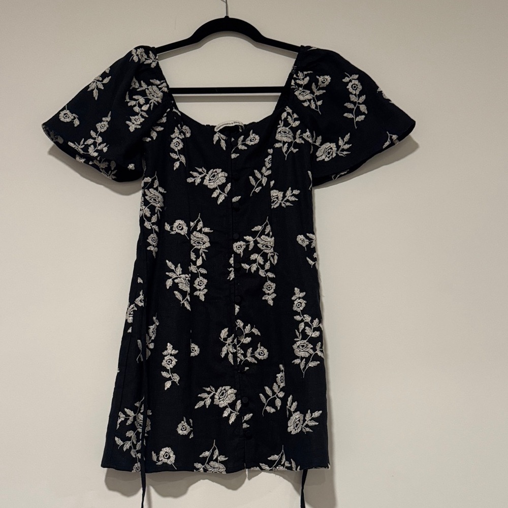 Abercrombie & Fitch Linen-Blend Button-Through
Mini Dress